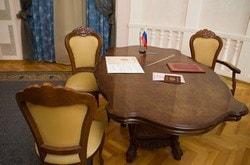 загс №3 в Москве на Юных Ленинцев 35, стол и стулья для молодоженов в зале для торжественной регистрации брака