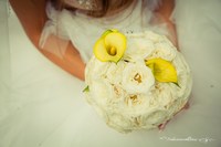 Фото свадебного торта в руках невесты