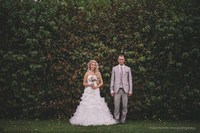 Фотография свадебная на фоне листвы