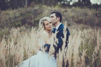 Невеста и жених в луговой траве