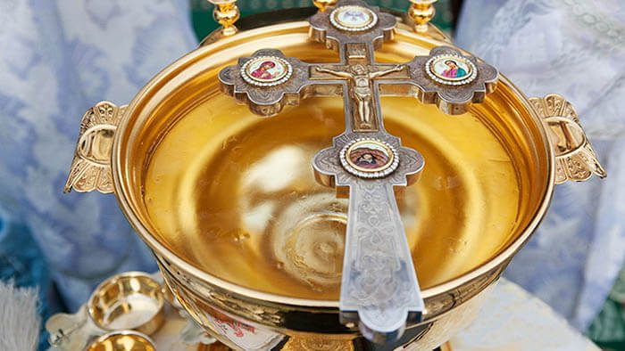 Профессиональная видеосъемка крещения в Москве, крещение в храме