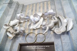 Ангелочки над входной дверью в зал торжественной регистрации брака в Чертановском загсе
