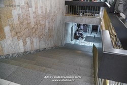 Лестница, по которой поднимаются в зал регистрации молодожены в Чертановском загсе