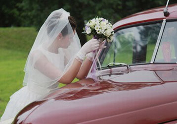 Невеста и свадебное автомобиле
