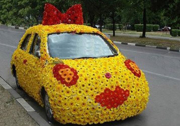 Свадебный желтый автомобиль