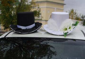 Шляпы на свадебном автомобиле