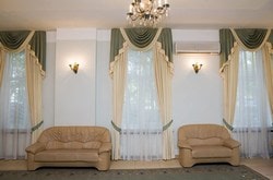 В загсе №3 удобные диванчики для отдыха в просторном холе, гости могут отдохнуть и принять участие в видеосъемке
