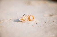 Фотосъемка колец свадебных на песке