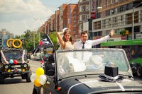 Фото в автомобиле с открытым верхом жених и невеста