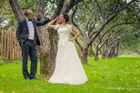 Фото жених и невста стоят на траве у дерева