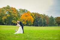 Жених и невеста в обнимку на траве