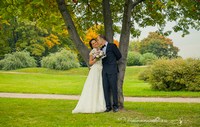 Фотосъемка жениха и невесты под деревом