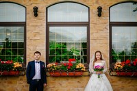 Фотография жених и невеста среди цветов