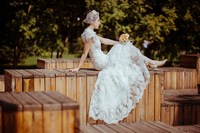 Фотография сидящей невесты на древесине