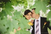 Фотография свадебная на фоне листы деревьев