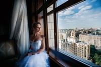 Фотография свадебная невесты у окна