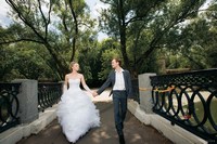 Невеста с женихом на мосту
