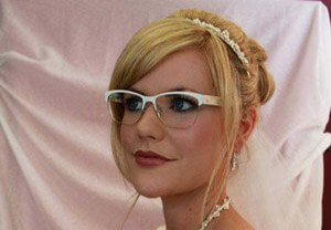 Макияж невесты в очках, оправа к неповторимому стилю