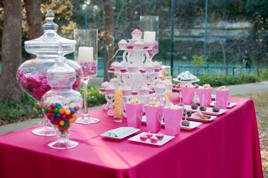 Свадебный сервированный стол розового цвета