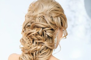 Свадебная прическа из длинных волос в греческом стиле