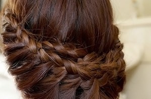 Уложить волосы в греческом стиле для свадебной прически