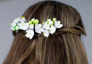 Как украсить волосы на свадьбу цветами