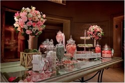 сладкий стол на юбилее в розовом цвете