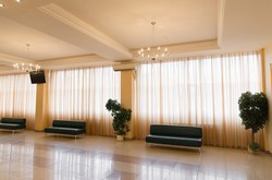 Зал с удобными кожаными синими диванчиками для гостей свадьбы в Савеловском загсе на втором этаже