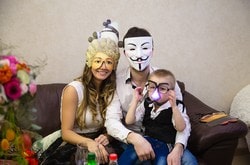 Гости в масках для игры в Мафию на ситцевой свадьбе