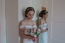 Невеста и букет, фотосессия у зеркала