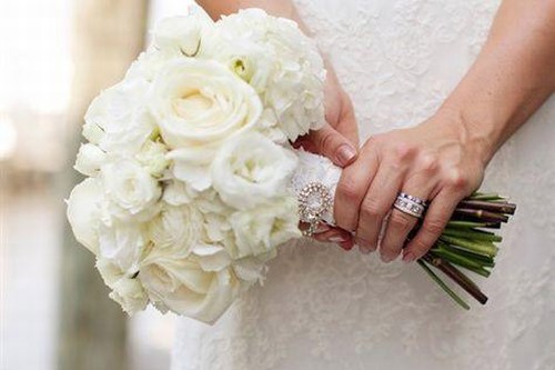 Цветы в руках невесты