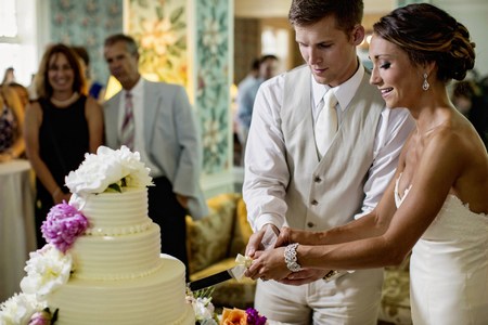 Разрезание торта женехом и невестой