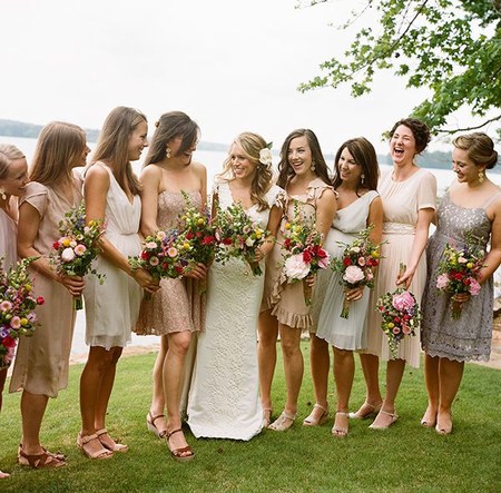Красавицы подруги окружают невесту