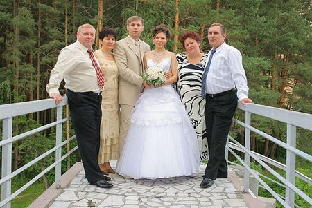 На мосту жених с невестой и гостями