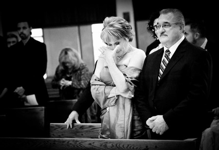 Родители на свадьбе плачут