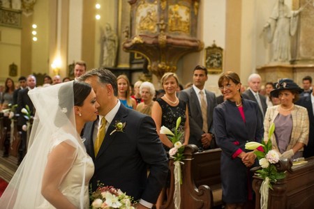 На церемонии венчания в церкви