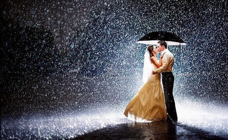 Жених и невеста под дождем