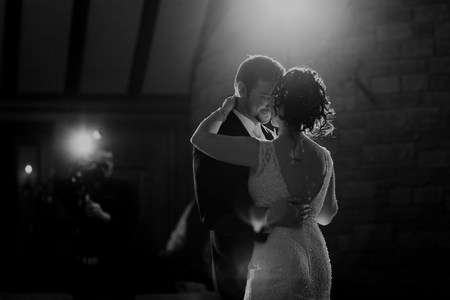 Танец свадебный в черных тонах фотография