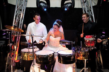 Невеста стучит по барабанам