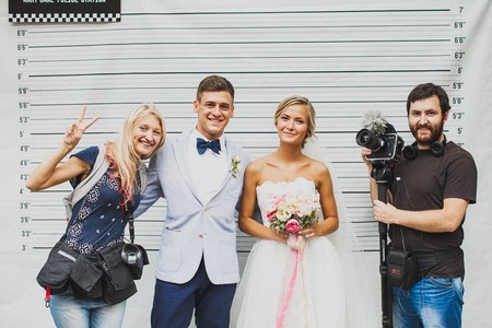 Жених и невеста с видеографом